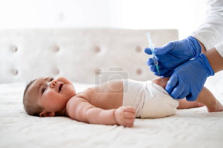 Vaccination des enfants. Médecin qui injecte le vaccin au bébé.