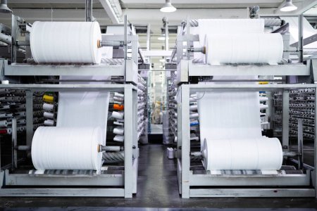 Máquina de coser moderna para la producción industrial de bolsas o sacos.