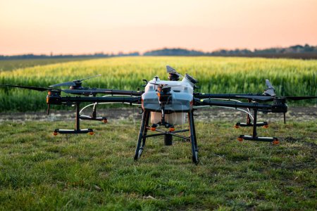 Landwirtschaftliche Drohne am Boden startbereit und bereit für den Ernteeinsatz.
