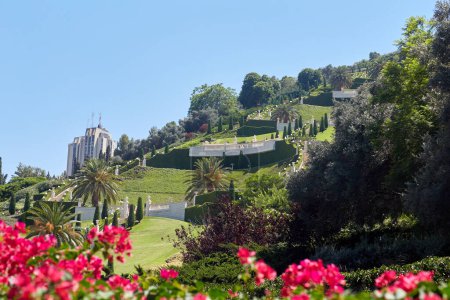 Foto de En territorio de Bahai Gardens en la ciudad de Haifa, Israel. son declarados Patrimonio de la Humanidad por la UNESCO como lugares sagrados y destinos de peregrinación para los seguidores de la fe bahai - Imagen libre de derechos