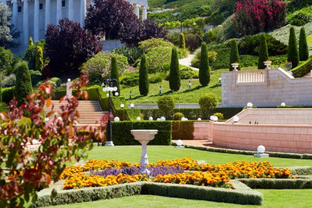 Foto de En territorio de Bahai Gardens en la ciudad de Haifa, Israel. son declarados Patrimonio de la Humanidad por la UNESCO como lugares sagrados y destinos de peregrinación para los seguidores de la fe bahai - Imagen libre de derechos