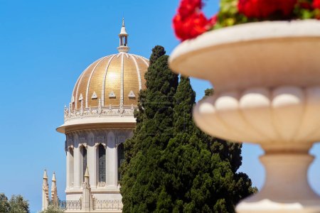 Foto de Santuario del Bab en el Monte Carmelo en Haifa, inaugurado recientemente después de más de dos años de restauración. En el territorio de los Jardines Bahai en Haifa, Israel. - Imagen libre de derechos