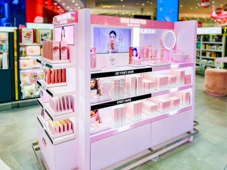 Téléchargez les photos : Tel Aviv, israel, February 4, 2023. Kylie Cosmetics showcase with samples at Ben Gurion Airport Duty Free. American cosmetics company founded by Kylie Jenner. - en image libre de droit