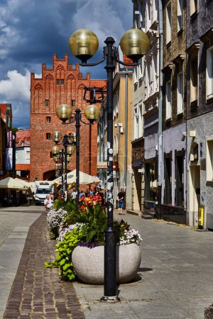 Foto de Olsztyn, Poland, August 10, 2022. The road to the high gate is the only medieval gate in Olsztyn through which you can also enter the city. - Imagen libre de derechos