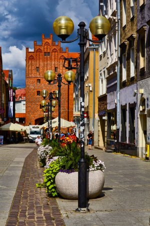Foto de Olsztyn, Poland, August 10, 2022. The road to the high gate is the only medieval gate in Olsztyn through which you can also enter the city. - Imagen libre de derechos