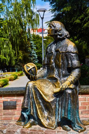 Téléchargez les photos : Olsztyn, Pologne, 10 août 2022. Statue de Nicolaus Copernic, qui se dresse devant le château du Chapitre Warmien, il est l'habitant le plus célèbre de ce château, créateur du modèle héliocentrique du système solaire. - en image libre de droit