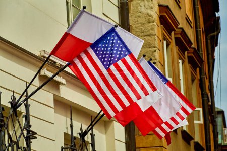 Téléchargez les photos : Flags of the USA and Poland hang outside on the house - en image libre de droit