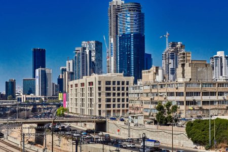 Foto de Tel aviv, Israel - 16 de junio de 2022: carreteras con coches, vías férreas y rascacielos - Imagen libre de derechos