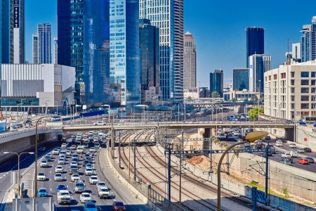 Foto de Tel aviv, Israel - 16 de junio de 2022: carreteras con coches, vías férreas y rascacielos - Imagen libre de derechos
