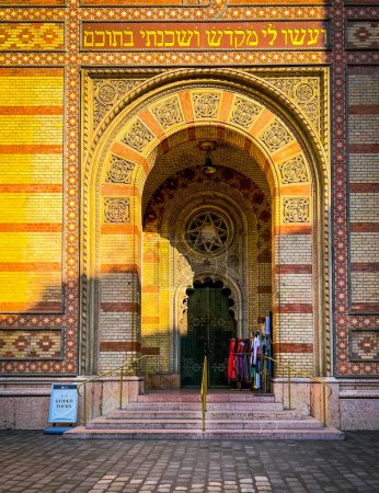 Téléchargez les photos : Budapest, Hongrie, 10 février 2023 : L'entrée de la synagogue Great Budapests Dohany Street est située dans le 7ème arrondissement de Budapest. C'est la plus grande synagogue d'Europe et la cinquième au monde - en image libre de droit