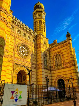 Téléchargez les photos : Budapest, Hongrie, 10 février 2023 : Great Budapests La synagogue Dohany Street est située dans le 7e arrondissement de Budapest. C'est la plus grande synagogue d'Europe et la cinquième au monde - en image libre de droit