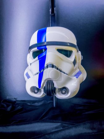 Téléchargez les photos : Budapesht, Hongrie - 08 février 2023 : Masque Stormtrooper impérial à rayures bleues Star Wars. Couleur - blanc avec une bande rouge. Matière plastique - en image libre de droit