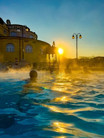 Téléchargez les photos : Budapesht, Hongrie - 08 février 2023 : bains Secheni à Budapest. le plus grand d'Europe. Il est exploité depuis 1913 dans la partie orientale de la ville près du parc Varosliget - territoire de Pest historique - en image libre de droit
