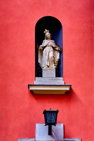 Foto de Estatua de la Virgen María en la Iglesia Jesuita en Varsovia, Polonia. imagen de María rompiendo flechas en el muro de la Iglesia de los Jesuitas o de la Iglesia de la Misericordiosa Madre de Dios - Imagen libre de derechos