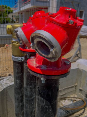 Foto de Nuevos hidrantes rojos y dorados en la calle en un día soleado. Hidrante de incendios para acceso de emergencia. - Imagen libre de derechos