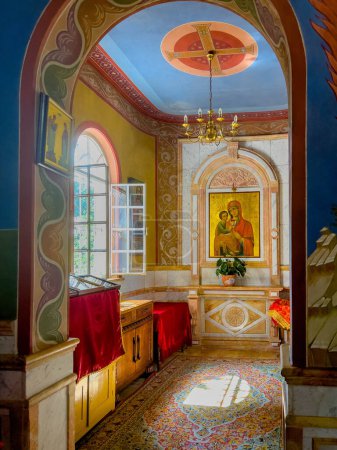 Téléchargez les photos : Haïfa, Israël - 02 mai 2021 : à l'intérieur de l'église du Prophète Elie à Haïfa, La salle de prière latérale de l'église orthodoxe russe dans la ville de Haïfa, en Israël - en image libre de droit