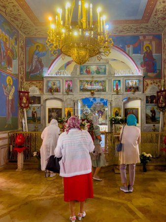 Téléchargez les photos : Haïfa, Israël, 16 avril 2023 : Des femmes en prière près de l'iconostase du Saint Prophète Elie Église orthodoxe, Église orthodoxe russe dans la ville de Haïfa, en Israël - en image libre de droit