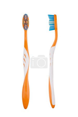 Foto de Un primer plano de cepillo de dientes naranja aislado sobre un fondo blanco - Imagen libre de derechos