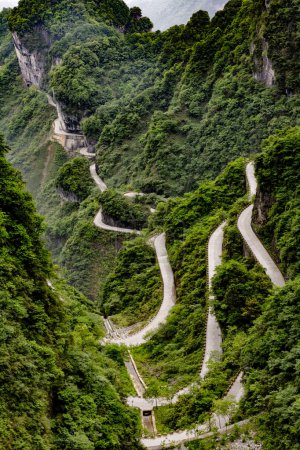 Téléchargez les photos : La route sinueuse menant à la grotte de la montagne Tianmen. Il y a 99 retours en arrière, neuf étant un chiffre chanceux est la Chine, le long du chemin. Parc forestier national de Tianmen Mountain, Hunan, Chine - en image libre de droit