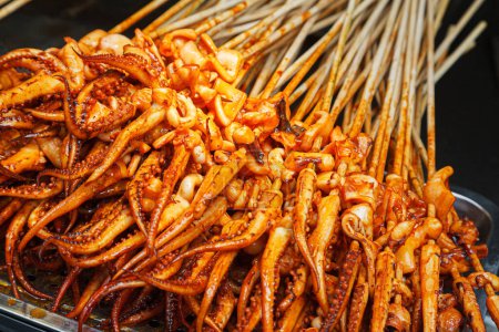 Téléchargez les photos : Délicieux street food de calmar grillé dans les rues de Guilin, région autonome du Guangxi, Chine
, - en image libre de droit