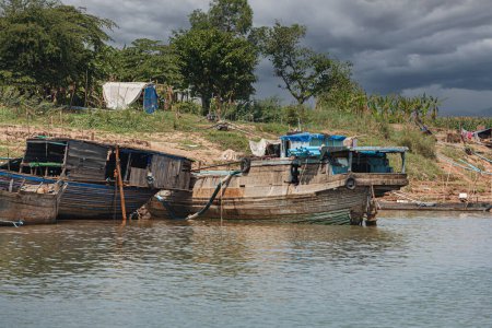 Foto de Poor Cambodians living in poverty along a river in South East Asia - Imagen libre de derechos