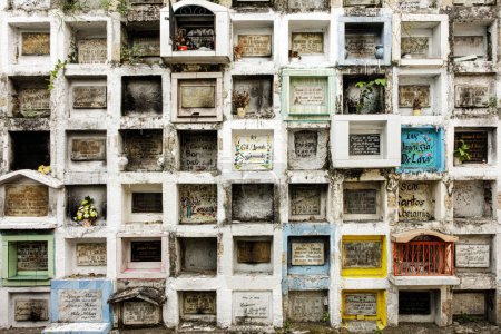 Foto de Mausoleums and Crypts at the cemetery slums at the North Cemetery in Manila, Philippines - Imagen libre de derechos