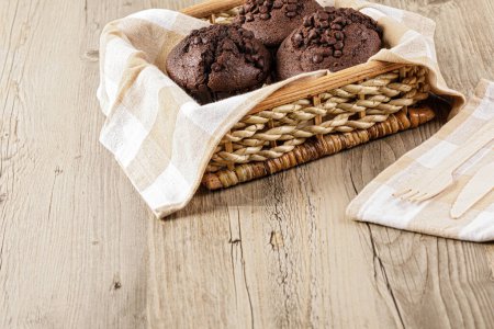 Téléchargez les photos : Close up of delicious chocolate muffins or cupcakes on a wooden background - en image libre de droit