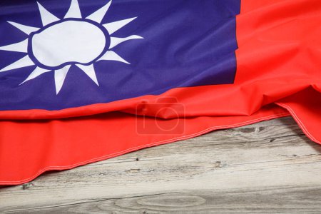 Téléchargez les photos : Close up of the offical Taiwan Flag with wooden background and copy space - en image libre de droit