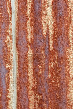 Foto de Primer plano de una vieja pared de metal corrugado oxidado - Imagen libre de derechos