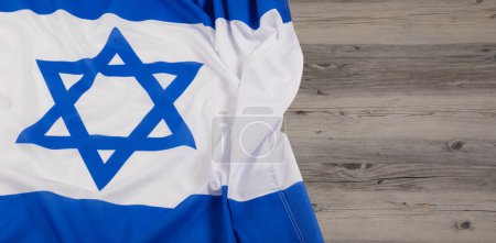 Téléchargez les photos : Gros plan du drapeau israélien avec l'étoile de David avec fond en bois et espace de copie - en image libre de droit