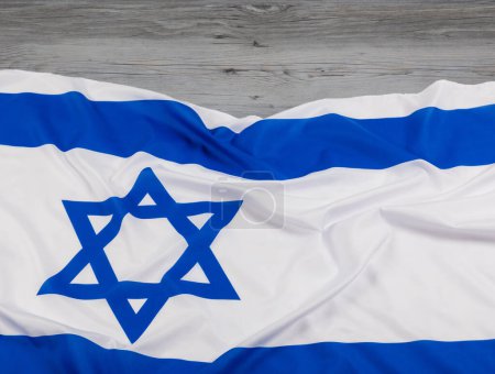 Foto de Primer plano de la Bandera de Israel con la Estrella de David con fondo de madera y espacio para copiar - Imagen libre de derechos