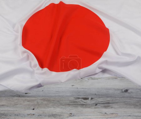 Foto de Primer plano de la bandera japonesa con un fondo de madera y espacio para copiar - Imagen libre de derechos