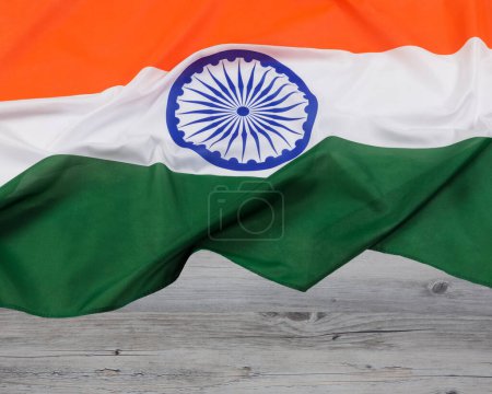Foto de Bandera oficial del país del sur de Asia de la República de la India, más comúnmente conocida como India con un fondo de madera con espacio para copias - Imagen libre de derechos