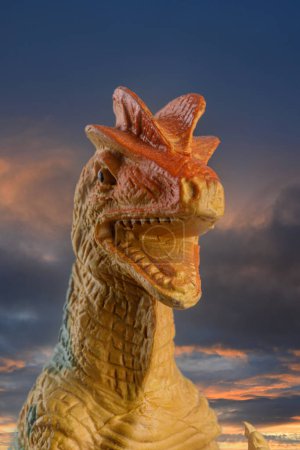 Foto de Toy Allosaurus dinosuar que vivió durante el período Jurásico aislado sobre un fondo de cielo con espacio de copia - Imagen libre de derechos
