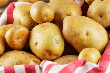 Foto de Cerrar una cesta llena de deliciosas patatas crudas con espacio para copiar - Imagen libre de derechos