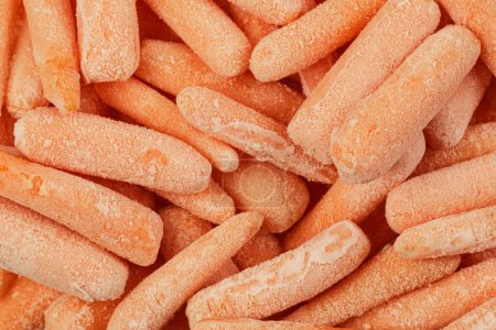 Téléchargez les photos : Gros plan des bébés carottes congelées isolées avec espace de copie - en image libre de droit