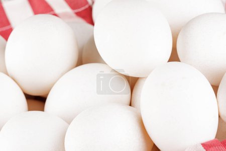 Téléchargez les photos : Gros plan d'un panier d'œufs blancs crus frais avec espace de copie - en image libre de droit