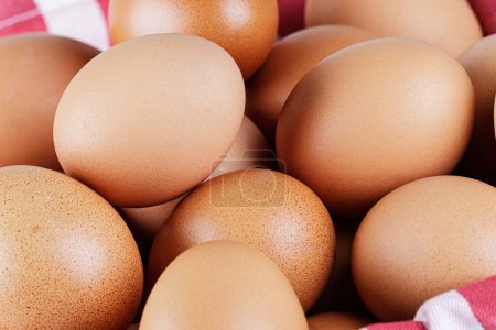 Téléchargez les photos : Gros plan d'un bol d'œufs bruns crus frais avec espace de copie - en image libre de droit