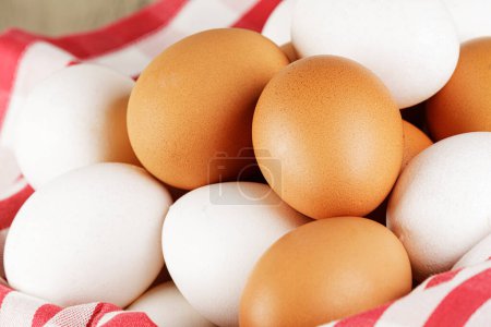 Foto de Primer plano de una cesta de huevos frescos crudos blancos y marrones con espacio para copiar - Imagen libre de derechos