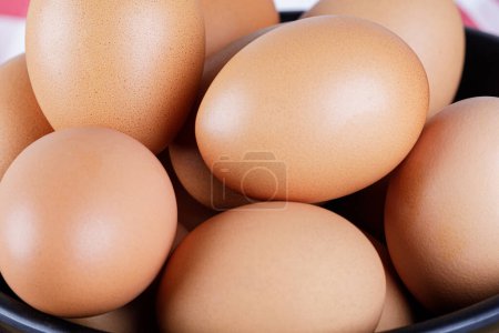 Foto de Cierre de un tazón de huevos marrones crudos frescos con espacio para copiar - Imagen libre de derechos