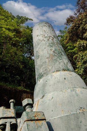 Téléchargez les photos : Les ruines de l'artilly à Battery Way, canon de mortier exposé sur l'île Corregidor aux Philippines. L'île Corregidor gardait l'entrée de la baie de Manille - en image libre de droit