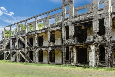 Téléchargez les photos : Les ruines de la caserne Mile-long, sur l'île Corregidor aux Philippines. L'île Corregidor gardait l'entrée de la baie de Manille - en image libre de droit
