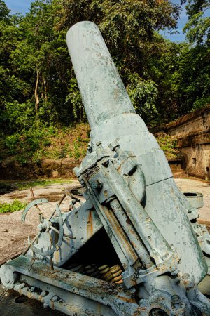 Foto de Las ruinas del artefacto en Battery Way, cañón de mortero exhibido en la isla Corregidor en Filipinas. Isla Corregidor vigilaba la entrada a la Bahía de Manila - Imagen libre de derechos