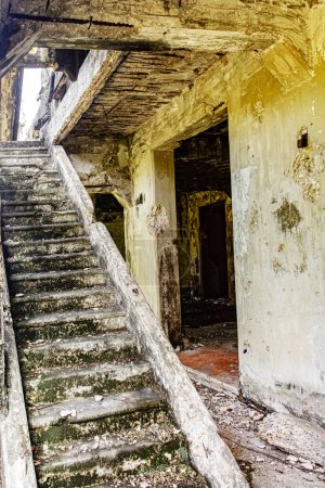Foto de Las ruinas de Mile-long Barracks, en la isla Corregidor en Filipinas. Isla Corregidor vigilaba la entrada a la Bahía de Manila - Imagen libre de derechos
