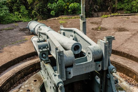Foto de Las ruinas del artilly en Battery Grubbs, exhibidas en la isla de Corregidor en las Filipinas. Isla Corregidor vigilaba la entrada a la Bahía de Manila - Imagen libre de derechos