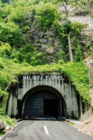 Téléchargez les photos : Entrée du tunnel de Malinta utilisé comme quartier général pour les Américains pendant la bataille pour les Philippines pendant la Seconde Guerre mondiale - en image libre de droit