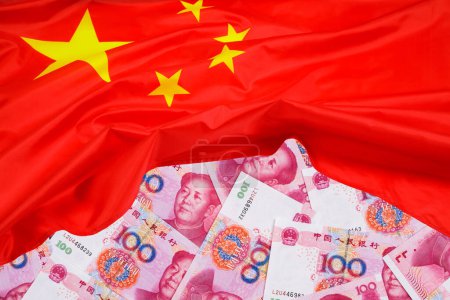 Großaufnahme der Flagge der Volksrepublik China isoliert mit Geldhintergrund und Kopierraum
