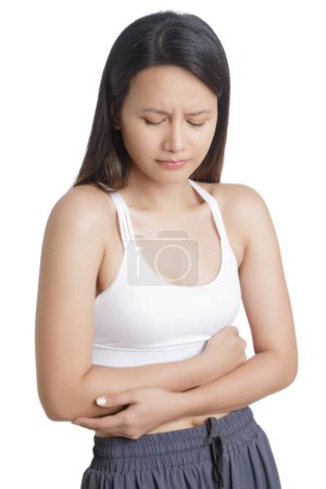 Téléchargez les photos : Femme asiatique souffrant d'un mal d'estomac isolé sur un fond blanc avec espace de copie - en image libre de droit
