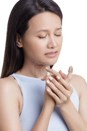 Foto de Joven mujer asiática americana con el dedo lesionado aislado sobre un fondo blanco con espacio de copia - Imagen libre de derechos