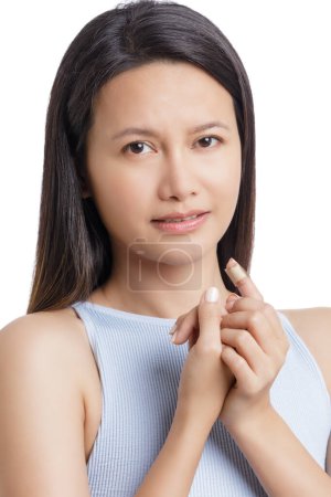 Téléchargez les photos : Jeune femme américaine asiatique avec doigt blessé isolé sur un fond blanc avec espace de copie - en image libre de droit